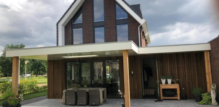 Moderne woning met houten afwerking en overdekt terras