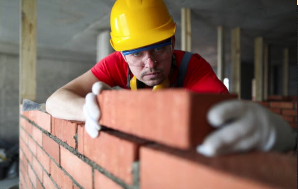 Metselaar plaatst steen