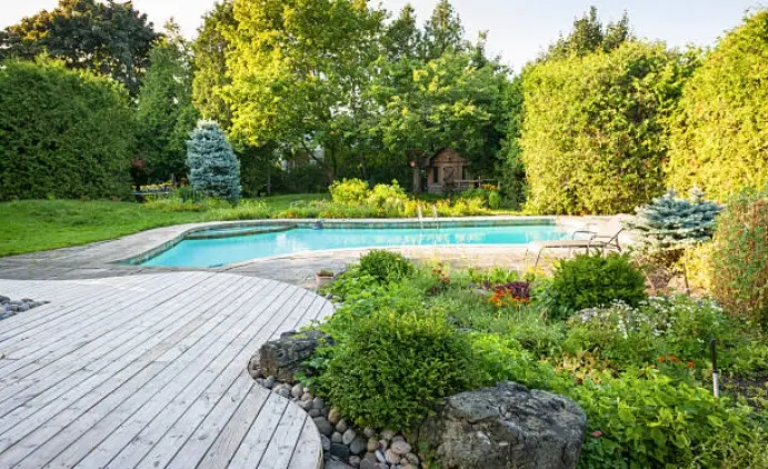 Aangelegde tuin met terras en groene beplanting